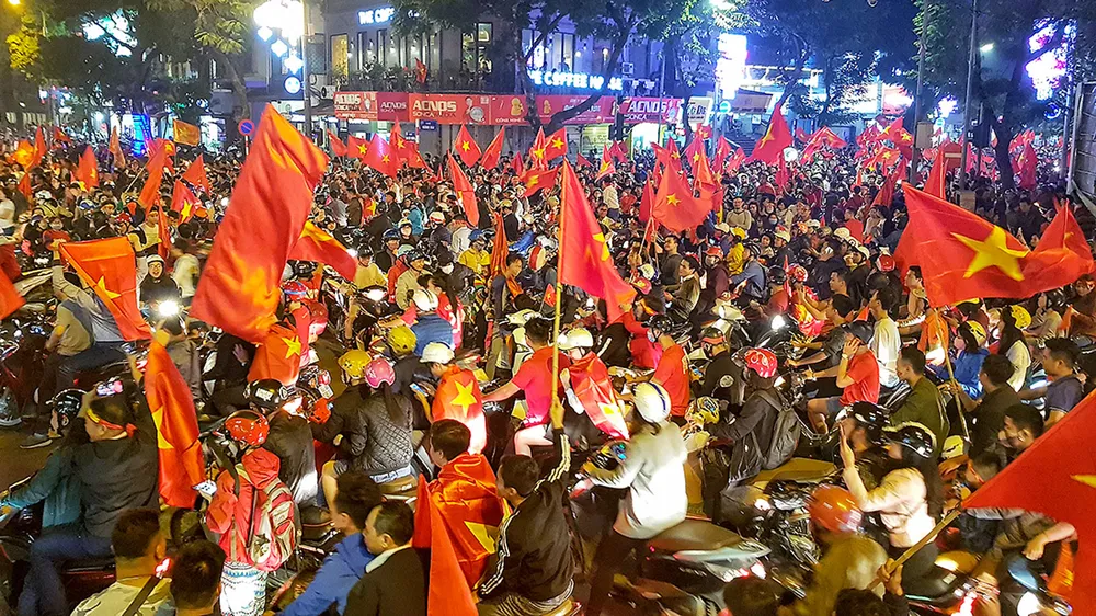 Các CĐV TPHCM xuống đường mừng chiến thắng của U.23 Việt Nam trước U.23 Qatar. Ảnh: DŨNG PHƯƠNG