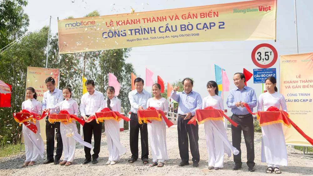 Lễ cắt băng và gắn biển cầu Bò Cạp 2, một trong những công trình được khánh thành dịp này