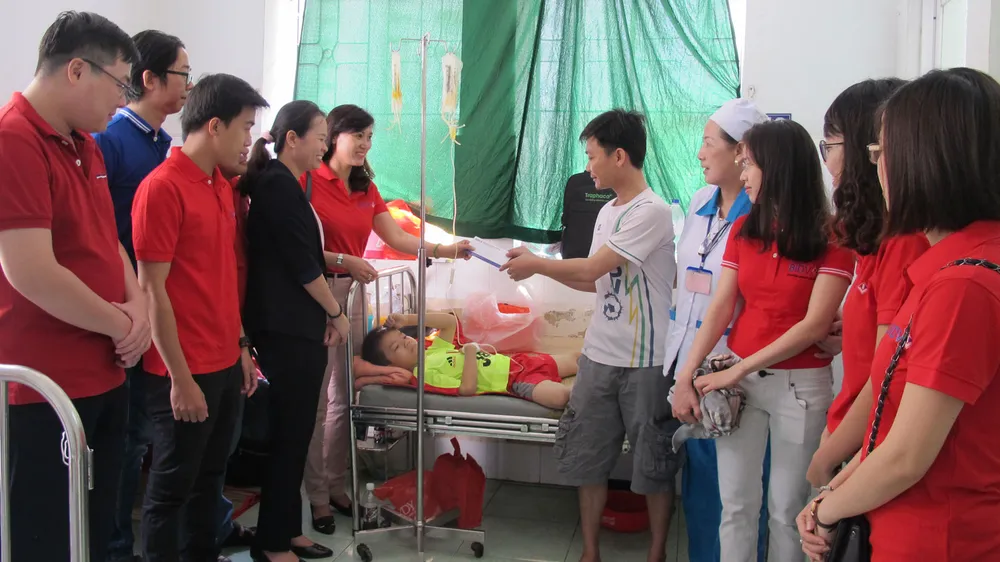 Tặng quà bệnh nhi nghèo bệnh viện Nhi đồng 2 TPHCM  ảnh 1