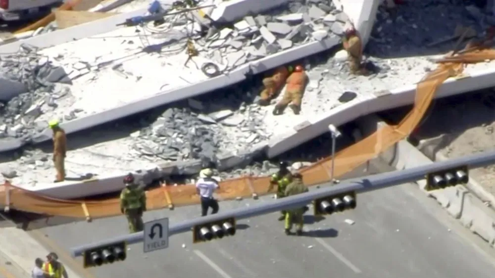 Sập cầu ở Florida, ít nhất 4 người thiệt mạng ảnh 11