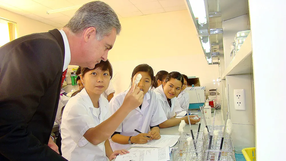 Sinh viên Trường ĐH Quốc tế (ĐH Quốc gia TPHCM) trong giờ thực hành với  giảng viên  nước ngoài 