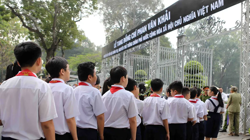 Đông đảo các tầng lớp nhân dân đưa tiễn nguyên Thủ tướng Phan Văn Khải ảnh 20