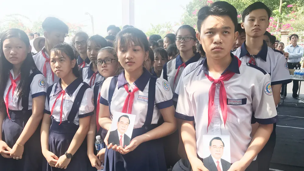 Đông đảo các tầng lớp nhân dân đưa tiễn nguyên Thủ tướng Phan Văn Khải ảnh 57