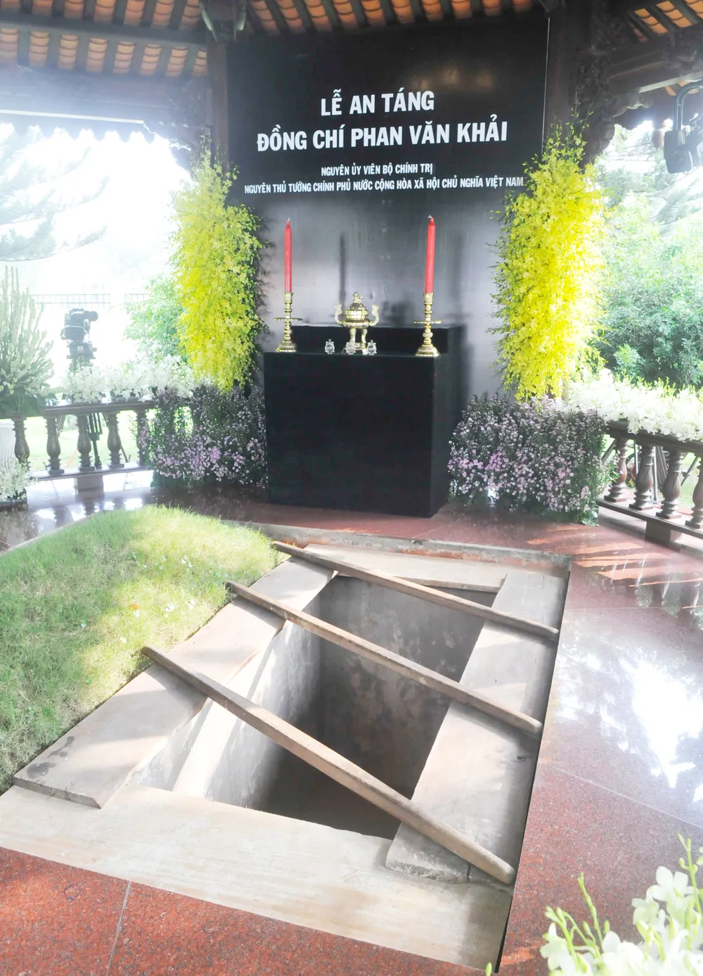 Đông đảo các tầng lớp nhân dân đưa tiễn nguyên Thủ tướng Phan Văn Khải ảnh 48