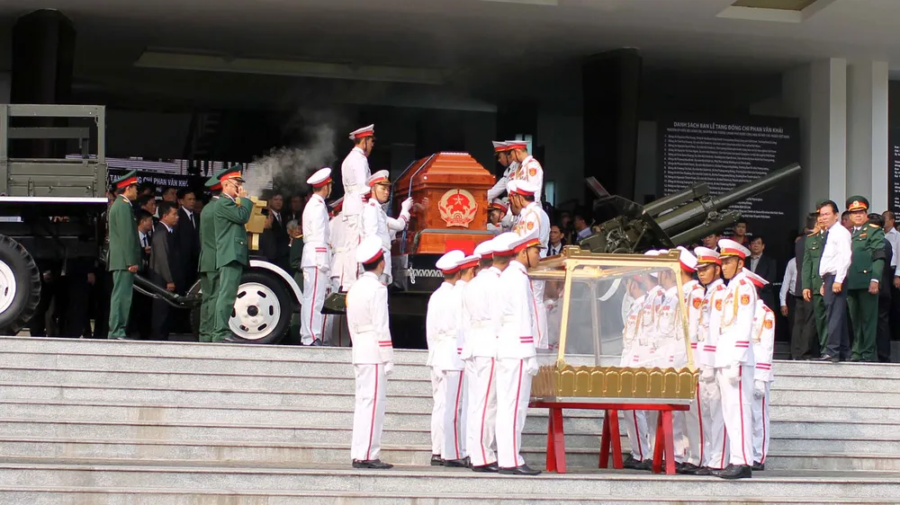 Đông đảo các tầng lớp nhân dân đưa tiễn nguyên Thủ tướng Phan Văn Khải ảnh 28