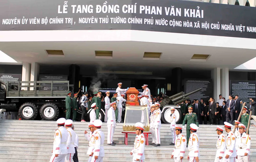 Đông đảo các tầng lớp nhân dân đưa tiễn nguyên Thủ tướng Phan Văn Khải ảnh 30