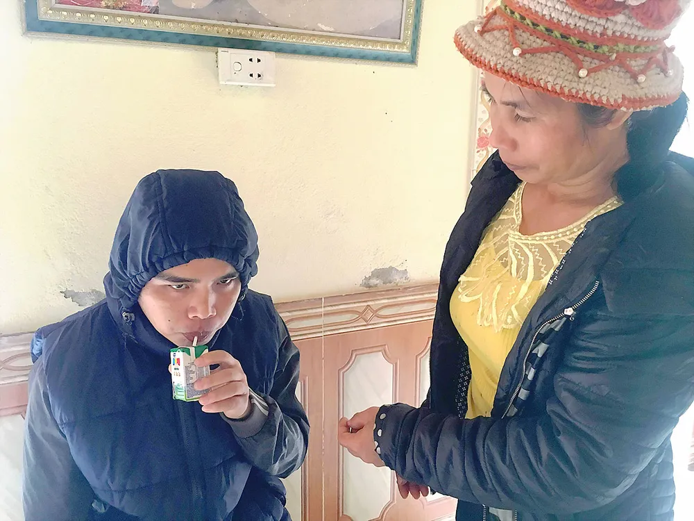 Một thanh niên tàn phế không tiền chữa trị ảnh 1