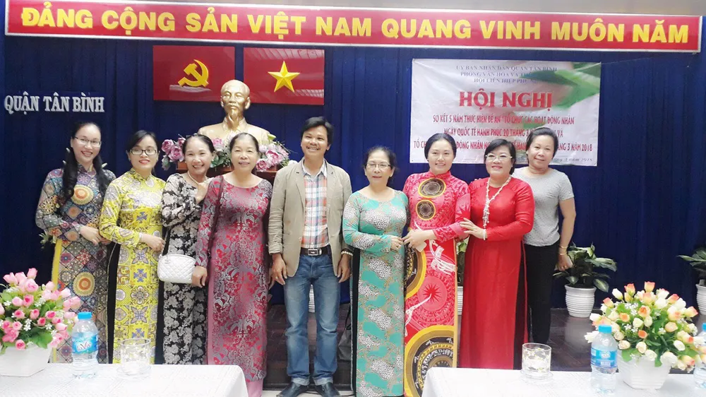 Thạc sĩ - đạo diễn Hoàng Duẩn cùng  đại biểu tham dự tọa đàm giao lưu