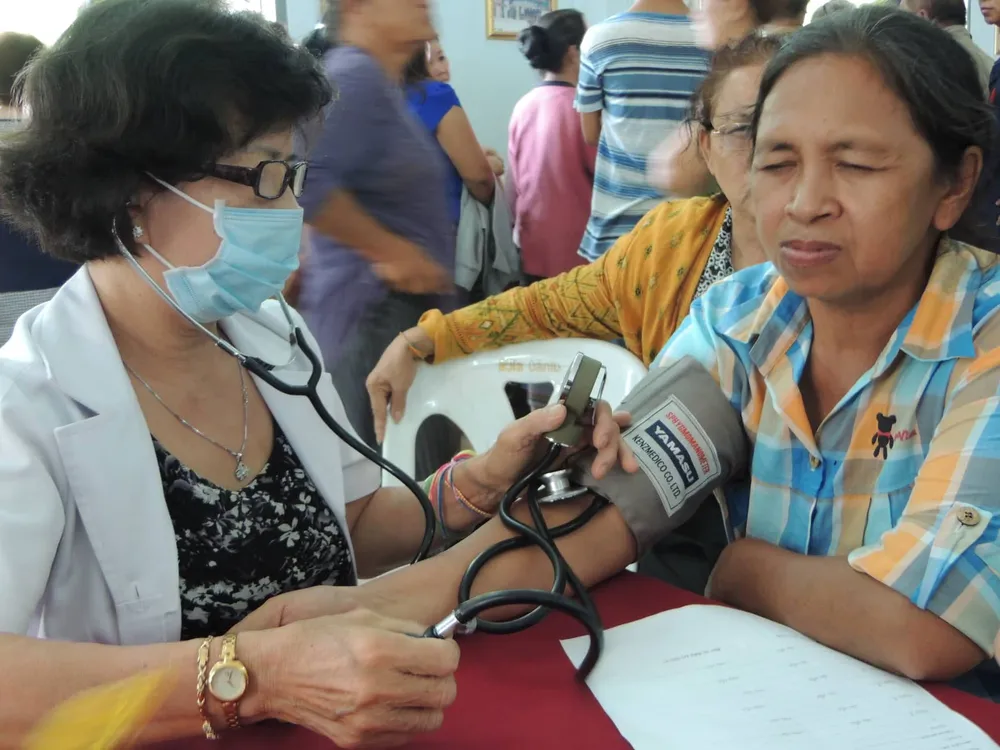 Khám bệnh miễn phí và tặng quà kiều bào nghèo tại tỉnh Savannakhet, Lào ảnh 2