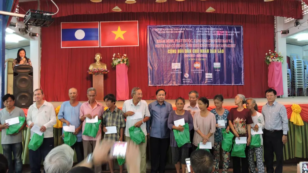 Khám bệnh miễn phí và tặng quà kiều bào nghèo tại tỉnh Savannakhet, Lào ảnh 1
