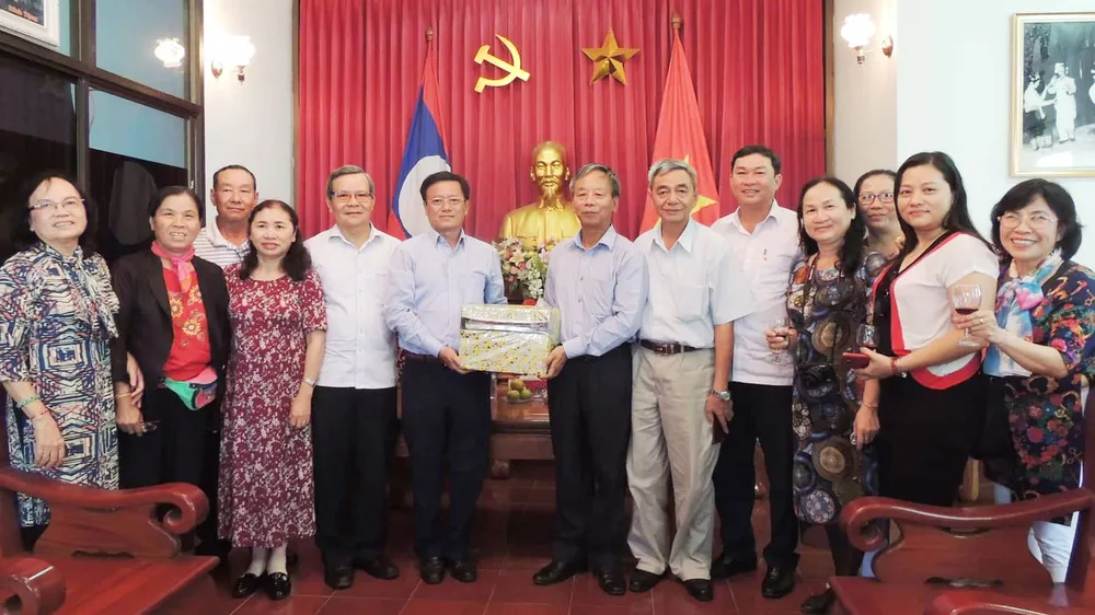 Khám bệnh miễn phí và tặng quà kiều bào nghèo tại tỉnh Savannakhet, Lào ảnh 3