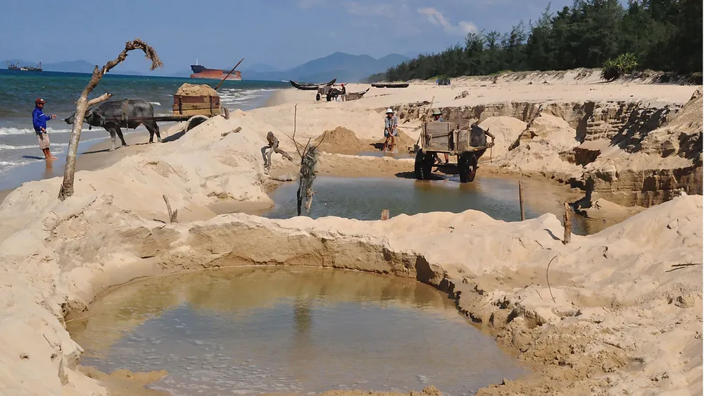 Nhiều ngôi làng ở miền Trung đang chìm dần - Bài 3: Cần đồng thuận chống sạt lở  ảnh 1