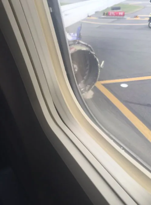 Mỹ: Máy bay chở gần 150 người gặp sự cố động cơ, 1 người thiệt mạng ảnh 5