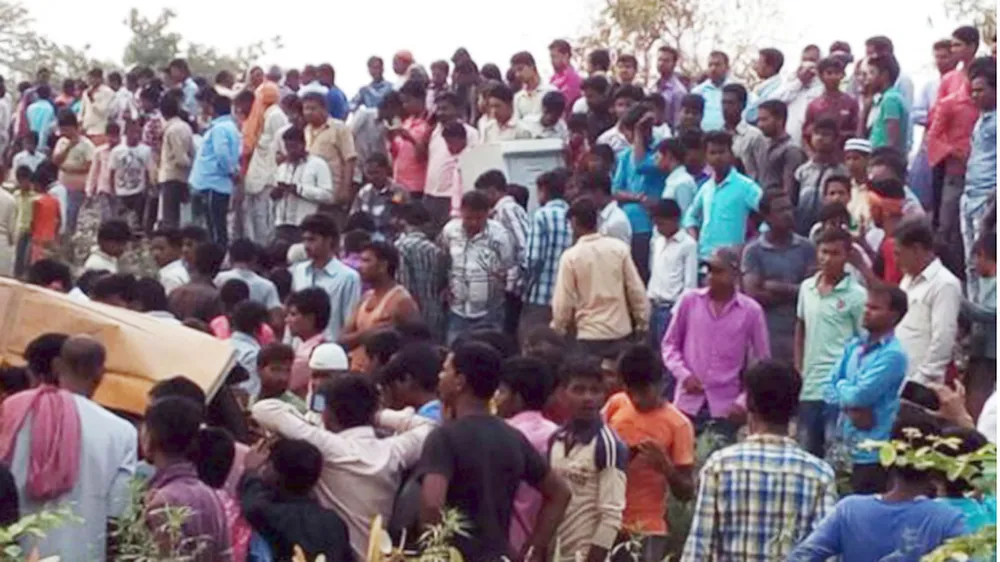 Tàu lửa tông xe buýt chở học sinh, hàng chục người thương vong  ảnh 2