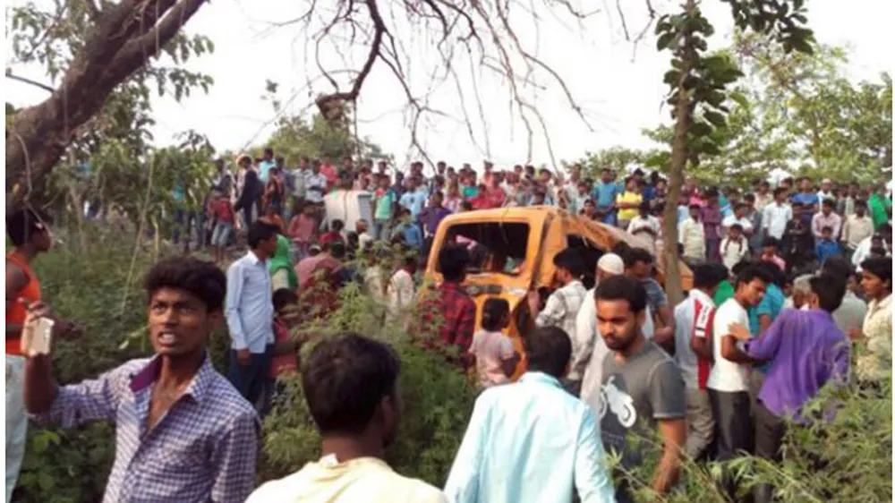 Tàu lửa tông xe buýt chở học sinh, hàng chục người thương vong  ảnh 1