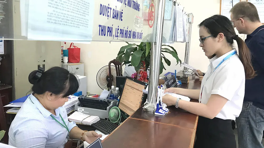 Người dân làm thủ tục hành chính tại UBND huyện Nhà Bè