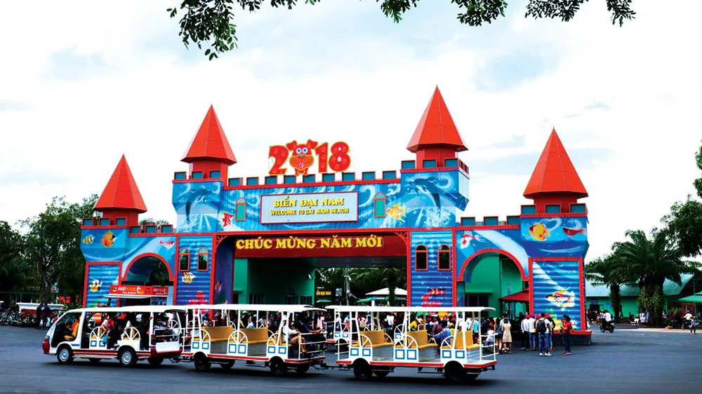 Đại Nam tưng bừng đón lễ 30-4 và 1-5 bằng 7 công trình cổng chào Container hoành tráng ảnh 1