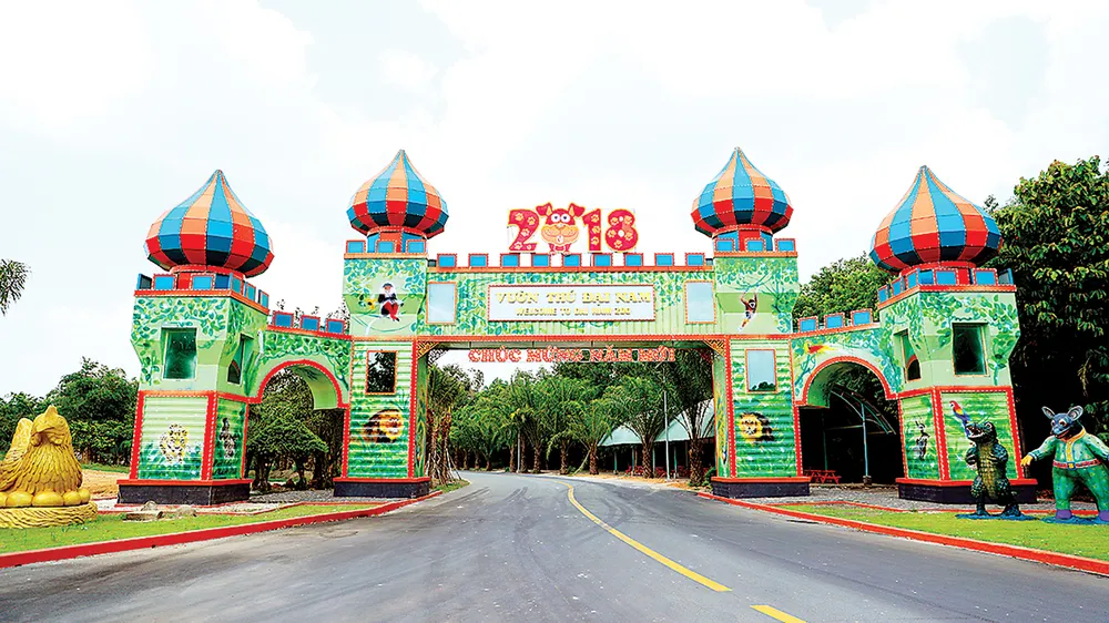 Đại Nam tưng bừng đón lễ 30-4 và 1-5 bằng 7 công trình cổng chào Container hoành tráng ảnh 2