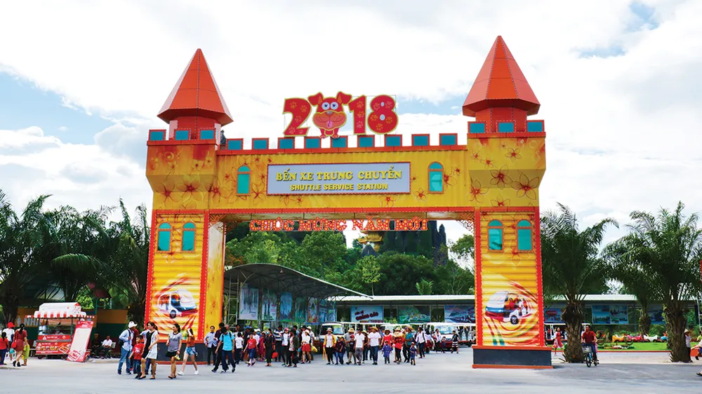 Đại Nam tưng bừng đón lễ 30-4 và 1-5 bằng 7 công trình cổng chào Container hoành tráng ảnh 3