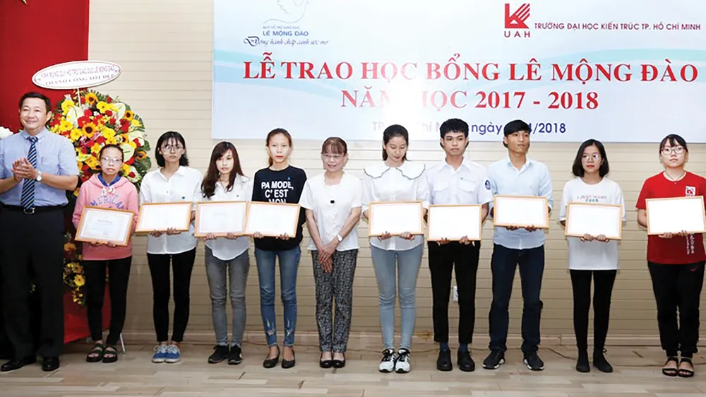 Trao 37 suất học bổng Lê Mộng Đào cho sinh viên Kiến trúc ảnh 1