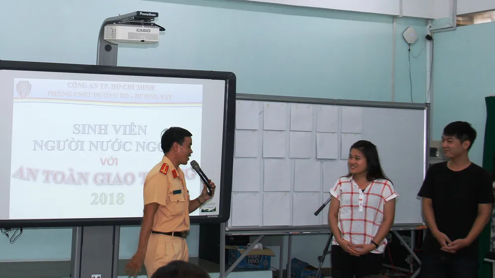 Công an TPHCM phổ biến kiến thức pháp luật về giao thông cho sinh viên nước ngoài đang học  tại Đại học Khoa học Xã hội và Nhân văn TPHCM