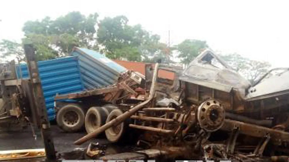 Hai xe container va chạm, hai người thiệt mạng  ảnh 1