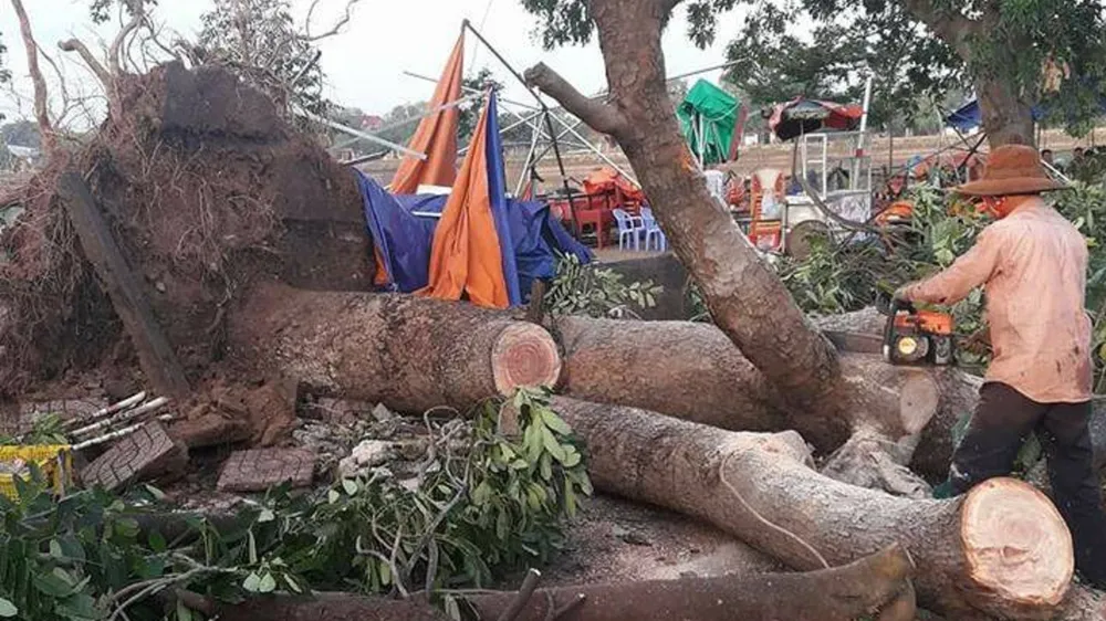 Mưa lớn kèm lốc xoáy, 1 người chết, hàng trăm căn nhà bị tốc mái ảnh 1