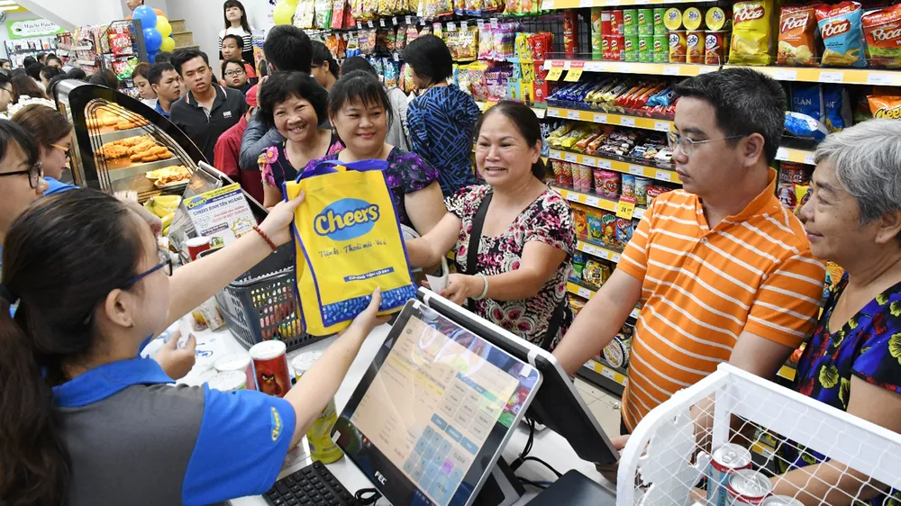 Giới trẻ “mua nhanh, ăn nhanh” Sài Gòn thích lướt cửa hàng Cheers ảnh 1