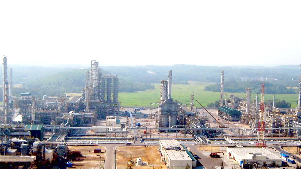 Nhà máy lọc dầu Dung Quất xây dựng trong KKT Dung Quất với hệ thống cảng biển nước sâu và  vịnh kín gió đã tạo nên một vị trí chiến lược trong Vùng KTTĐ miền Trung