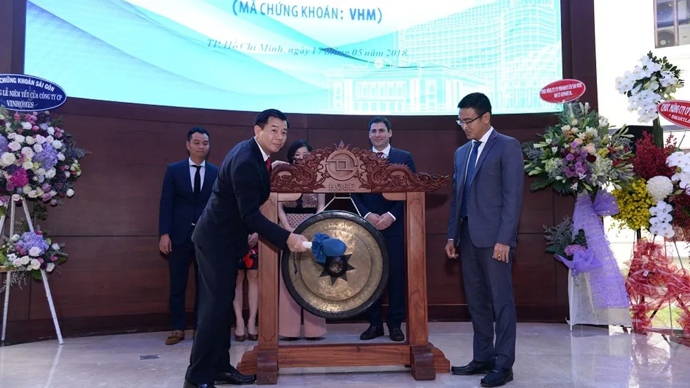   Ông Nguyễn Việt Quang – Tổng Giám đốc Tập đoàn Vingroup thực hiện nghi thức đánh cồng tại sự kiện Vinhomes nhận quyết định niêm yết cổ phiếu VHM