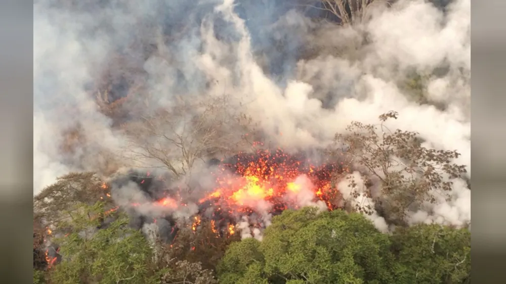 Núi lửa Kilauea (Hawaii) tạo ra cột tro bụi cao 9.000 mét ảnh 1