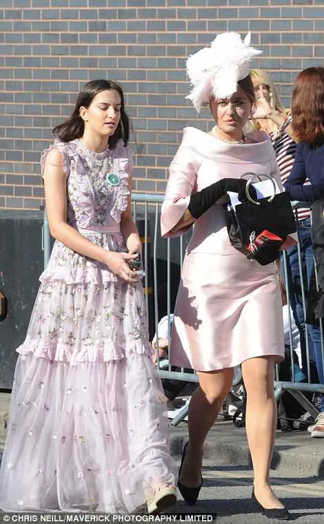 Hoàng tử Harry và Meghan Markle chính thức là vợ chồng ảnh 53