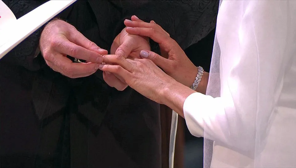 Hoàng tử Harry và Meghan Markle chính thức là vợ chồng ảnh 14