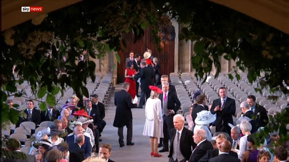 Hoàng tử Harry và Meghan Markle chính thức là vợ chồng ảnh 55