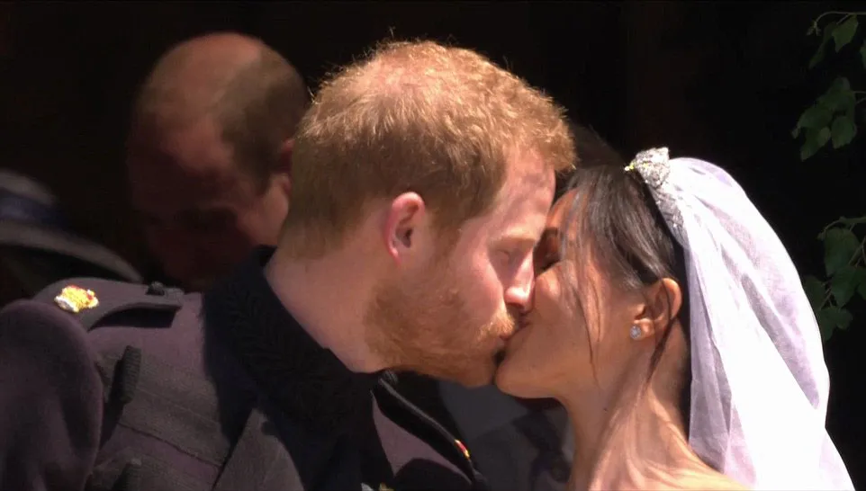 Hoàng tử Harry và Meghan Markle chính thức là vợ chồng ảnh 15