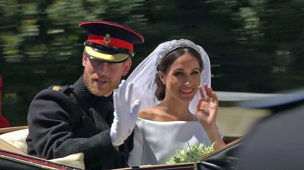 Hoàng tử Harry và Meghan Markle chính thức là vợ chồng ảnh 27