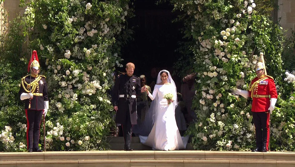 Hoàng tử Harry và Meghan Markle chính thức là vợ chồng ảnh 17