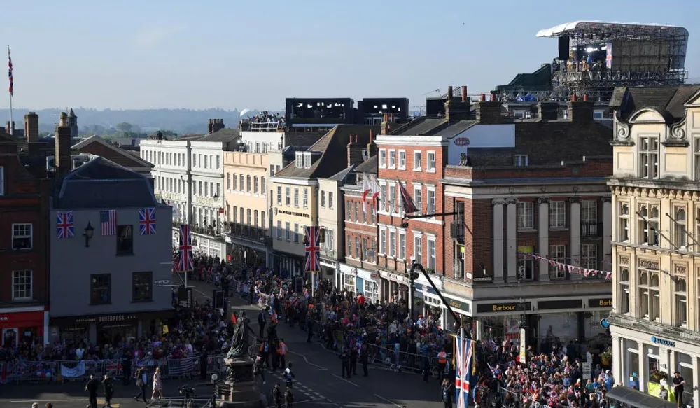 Hoàng tử Harry và Meghan Markle chính thức là vợ chồng ảnh 70