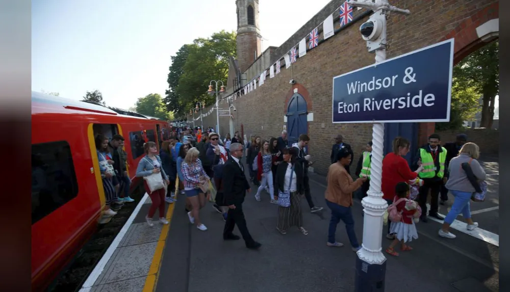 Hoàng tử Harry và Meghan Markle chính thức là vợ chồng ảnh 73