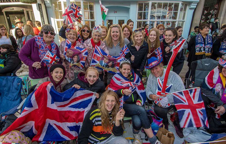 Hoàng tử Harry và Meghan Markle chính thức là vợ chồng ảnh 84