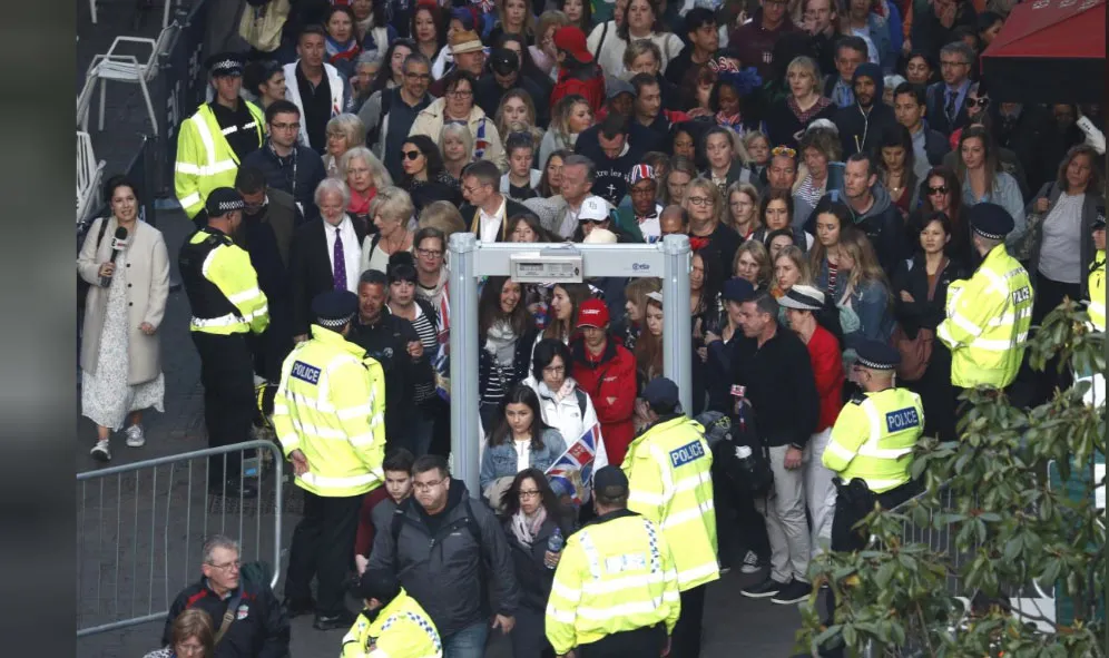 Hoàng tử Harry và Meghan Markle chính thức là vợ chồng ảnh 66