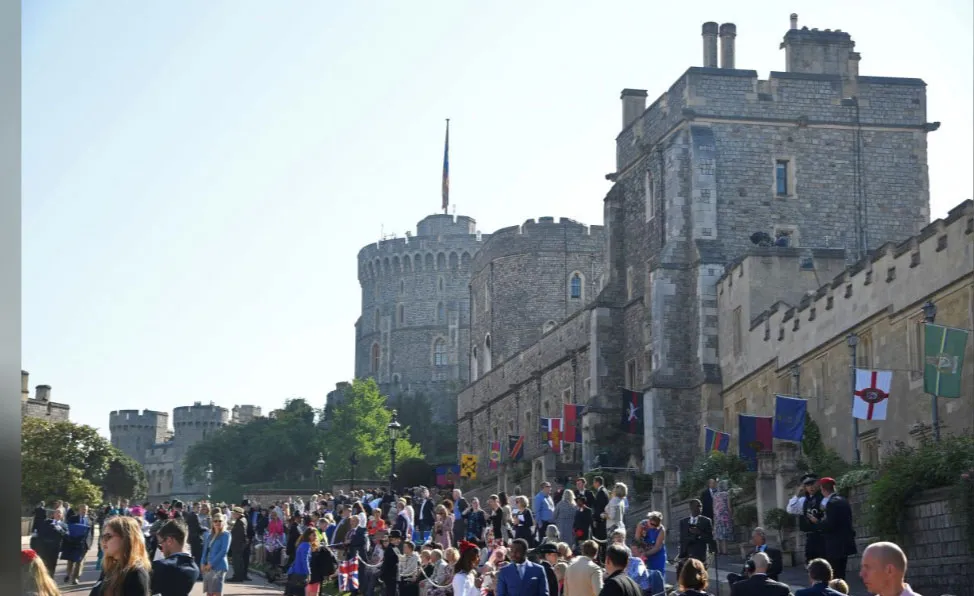 Hoàng tử Harry và Meghan Markle chính thức là vợ chồng ảnh 78