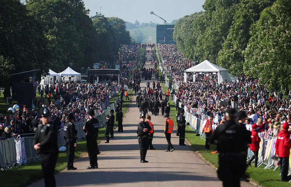 Hoàng tử Harry và Meghan Markle chính thức là vợ chồng ảnh 67