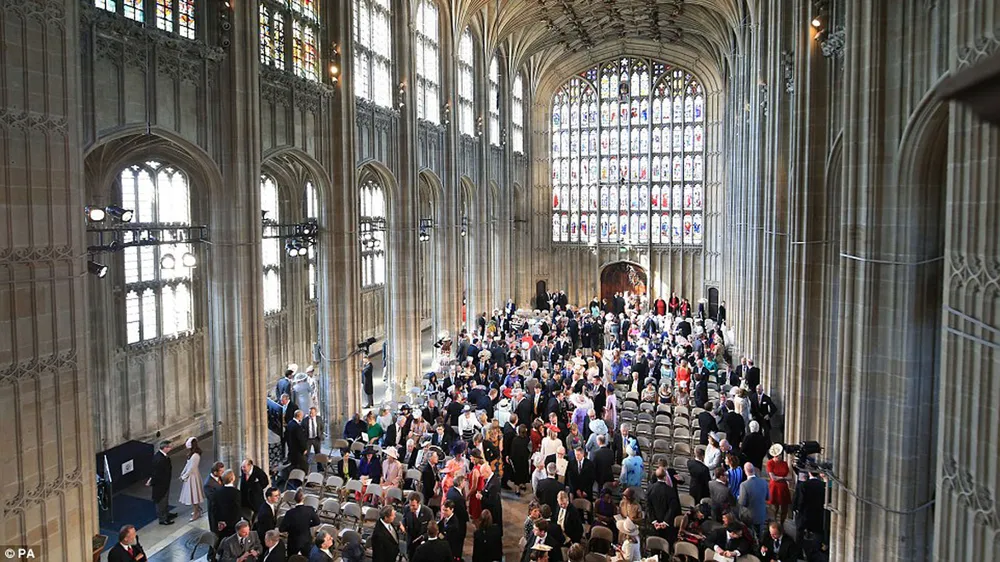 Hoàng tử Harry và Meghan Markle chính thức là vợ chồng ảnh 41