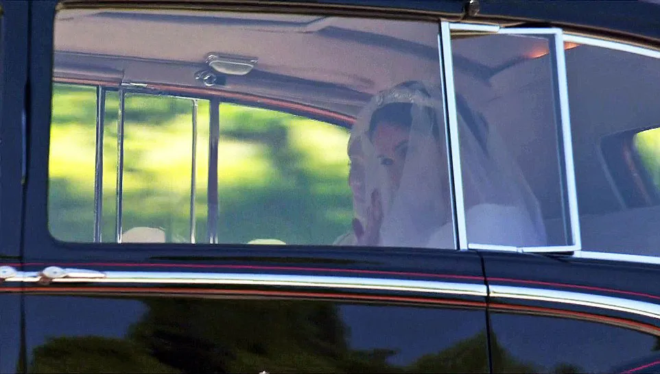 Hoàng tử Harry và Meghan Markle chính thức là vợ chồng ảnh 36