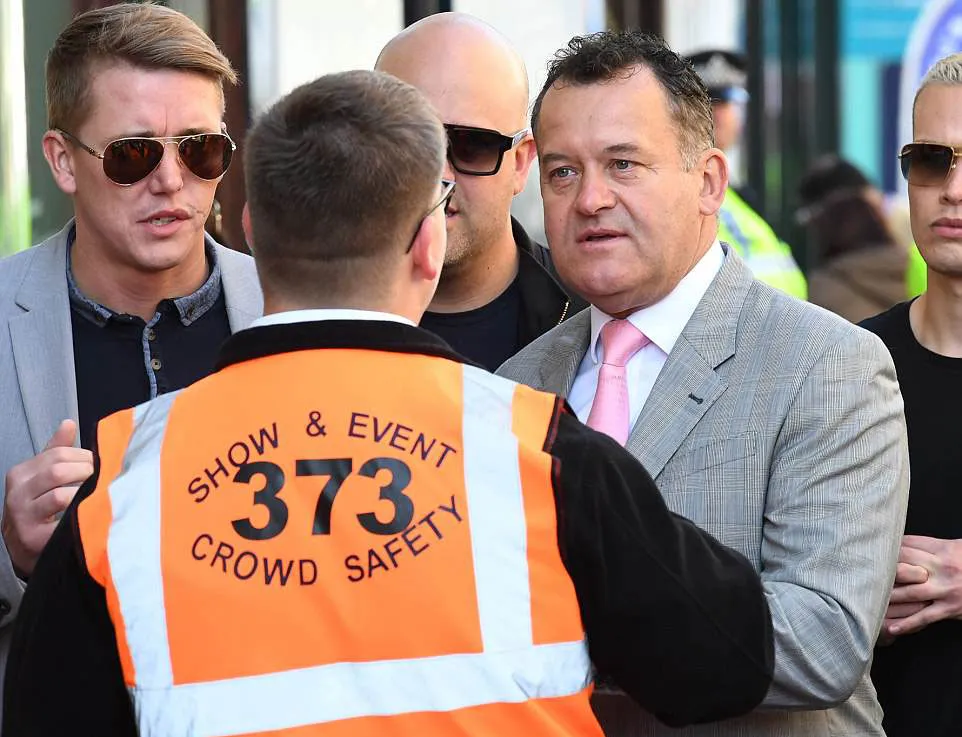 Hoàng tử Harry và Meghan Markle chính thức là vợ chồng ảnh 69