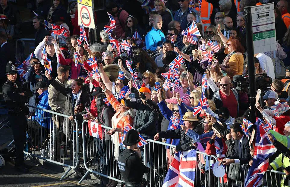 Hoàng tử Harry và Meghan Markle chính thức là vợ chồng ảnh 83