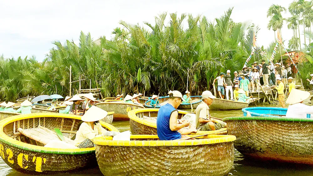 Thoát nghèo nhờ... chèo thúng ảnh 1