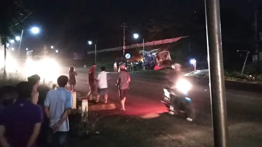 Đắk Nông: Xe container đâm vào đuôi xe khách, 10 người bị thương nặng ảnh 1