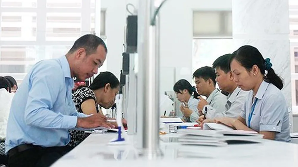 Cán bộ UBND quận 1 giải quyết hồ sơ cho người dân. Ảnh minh họa